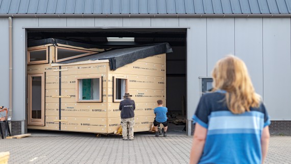 Marjolein wacht op het transport van haar Tiny House (© Chiela van Meerwijk)