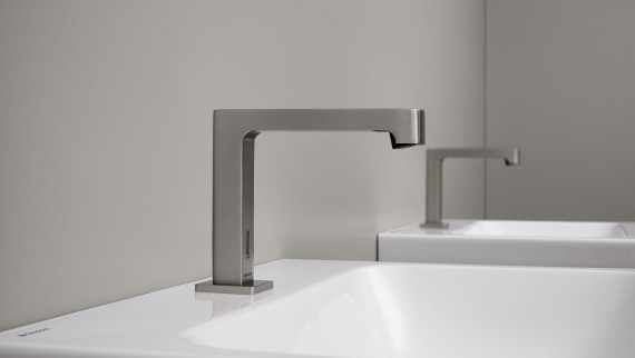 Touchless wastafelkraan: Geberit Brenta vrijstaande kraan met hoekig design in geborsteld rvs Touchless wastafelkraan: Geberit Brenta vrijstaande kraan met hoekig design in geborsteld rvs