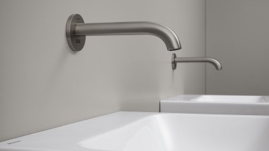 Geberit Piave wandkraan voor de wastafel in afgerond design in geborsteld rvs Geberit Piave wandkraan voor de wastafel in afgerond design in geborsteld rvs