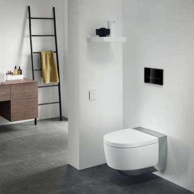 De zwarte, touch-free bedieningsplaat Geberit Sigma80 Square heeft twee lichtbalken die voor een mooi kleuraccent zorgen in uw zwart-wit badkamer. U kunt kiezen uit vijf verschillende kleuren. Voor extra comfort in uw badkamer is er het Geberit AquaClean Mera douchewc.