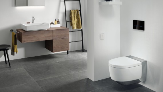 Contactloos doorspoelen met de Geberit Sigma80 bedieningsplaat in cobinatie met de Geberit AquaClean Mera douchewc. Contactloos doorspoelen met de Geberit Sigma80 bedieningsplaat in cobinatie met de Geberit AquaClean Mera douchewc.