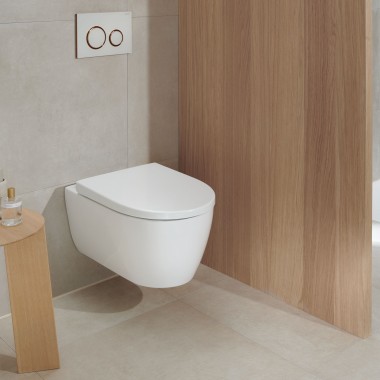 Een witte wc in een badkamer met houten accenten blijft ook na jaren modern ogen (hier: Geberit iCon wc en bedieningsplaat Geberit Sigma50 Round).