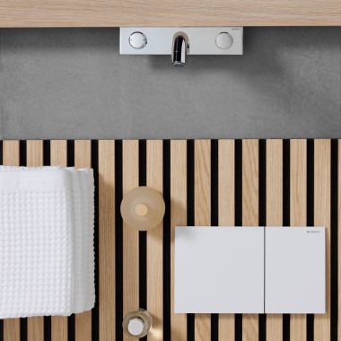 De stijlvolle witte bedieningsplaat Geberit Sigma70 Square is veelzijdig te combineren.