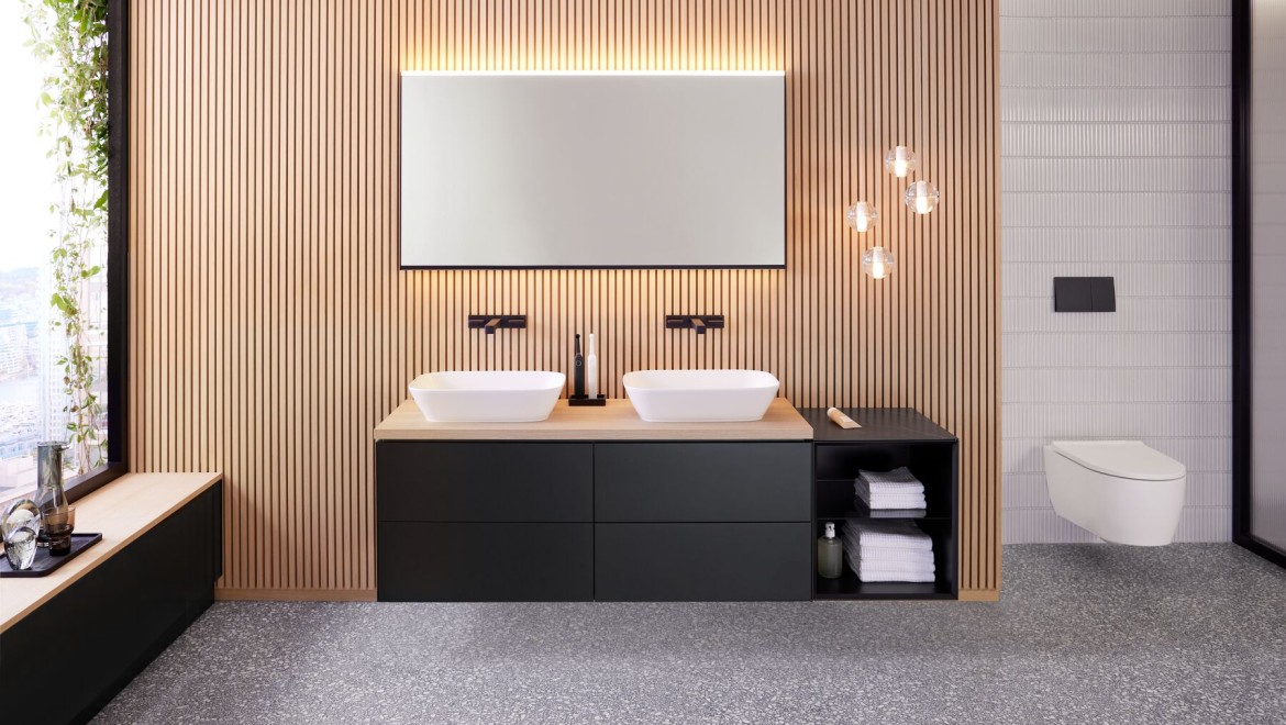 Geberit ONE gecombineerd met een Geberit Option Plus Square 135cm in mat zwart. (© Geberit)