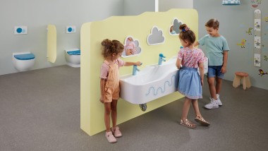 Kinderen spelen in een sanitaire ruimte met Geberit Bambini