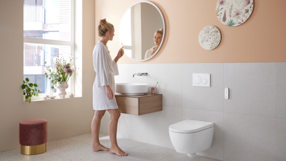 Vrouw in de badkamer met Geberit AquaClean Alba douchewc