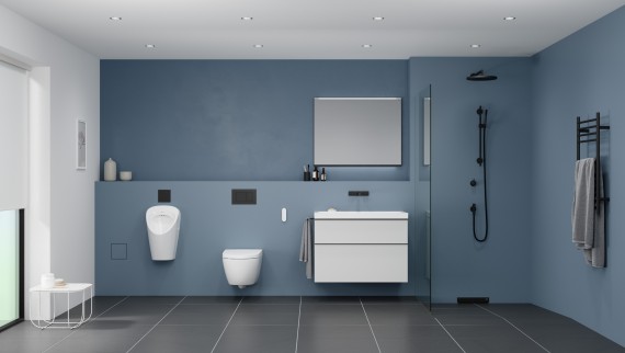 Badkamer met urinoir, WC, wastafel en douche Badkamer met urinoir, WC, wastafel en douche