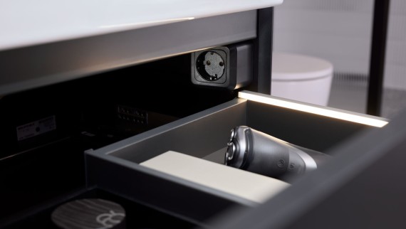 Geberit ONE-lade met lichtlijsten en aansluitbaar stopcontactelement Geberit ONE-lade met lichtlijsten en aansluitbaar stopcontactelement