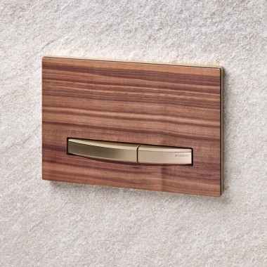 De Geberit Sigma50 Square bedieningsplaat met een afwerking van Amerikaans notenhout past perfect in een badkamer met Scandinavische uitstraling.