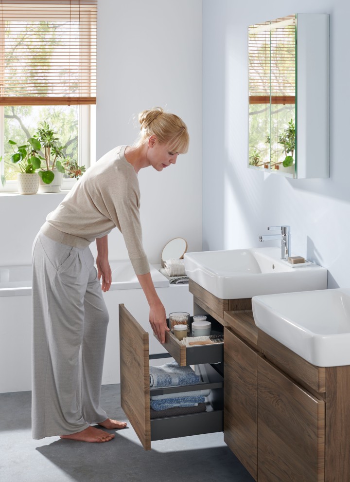 Vrouw in badkamer met Geberit Renova Plan producten