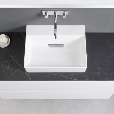 De ruimte rond de wastafel en in de bijpassende onderkast van Geberit ONE zorgen voor een opgeruimde badkamer en veel handige opbergruimte.