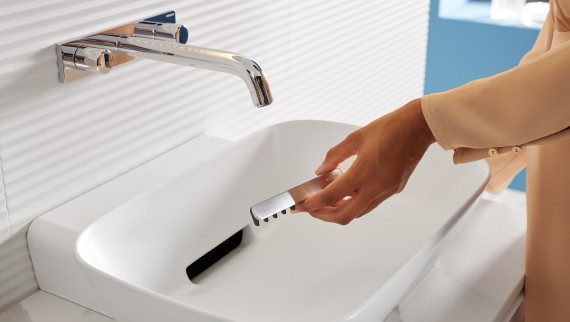 De wastafelafvoer met kamvormige haarzeef kan dankzij de magnetische bevestiging eenvoudig worden verwijderd. De wastafelafvoer met kamvormige haarzeef kan dankzij de magnetische bevestiging eenvoudig worden verwijderd.