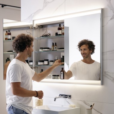 Een spiegelkast is een slimme manier om extra opbergruimte te creëren in een kleine badkamer. Achter de spiegeldeuren kunt u veel dagelijkse spullen kwijt, waardoor het aanrecht netjes en overzichtelijk blijft.