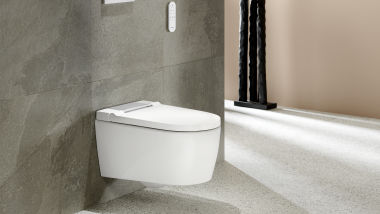 Badkamer met Geberit AquaClean Sela in wit en Geberit Sigma20-spoelplaat