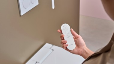Een handige afstandsbediening zorgt voor comfort bij het bedienen van het douchewc