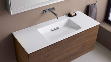 Geberit ONE wastafel met SlimRim rand en een onderkast in Noten Hickory