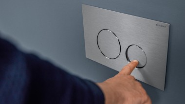 Met de hand bediende kleine spoeling op de bedieningsplaat Sigma40 Round (© Geberit)
