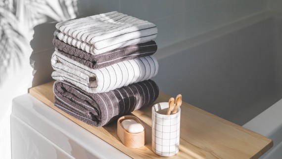 Gestreepte handdoeken in een witte badkamer (© iStock)