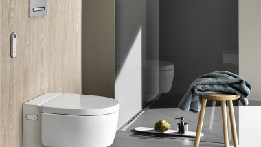 Douchewc Geberit AquaClean Mera Comfort met afstandsbediening en bedieningsplaat Sigma50 (© Geberit)