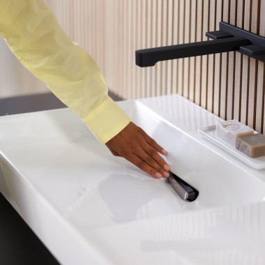 De afvoerkap aan de achterste rand van de wastafel wordt stevig op zijn plaats gehouden door een magneet. U kunt de afvoerkap met één handbeweging eenvoudig verwijderen om de kamvormige haarzeef schoon te maken. De afvoerkap aan de achterste rand van de wastafel wordt stevig op zijn plaats gehouden door een magneet. U kunt de afvoerkap met één handbeweging eenvoudig verwijderen om de kamvormige haarzeef schoon te maken.