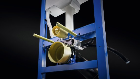 Geberit Duofix met stroom- en data-aansluitdoos achter een toilet Geberit Duofix met stroom- en data-aansluitdoos achter een toilet