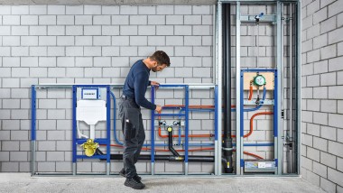 Installateur voor het Geberit Duofix installatiesysteem(© Geberit)