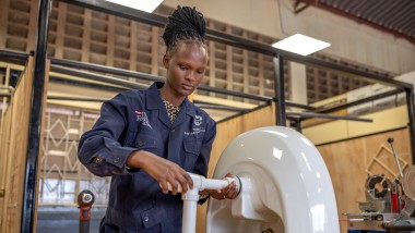 Afgestudeerde van het beroepsopleidingsprogramma van de Hilti Foundation en Geberit in Kenia (© Hilti Foundation)