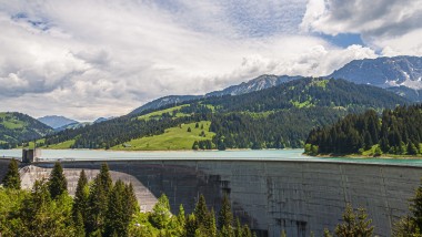 Stuwdam om elektriciteit op te wekken uit hernieuwbare waterkracht (©wirestock/Freepik)