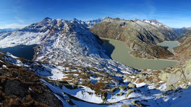 Uitzicht op een winterlandschap in de Grimsel vanaf de top (© Kraftwerke Oberhasli AG)