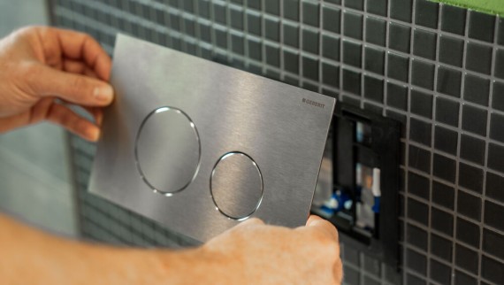 Afbeelding tooltip / alt-tekst De bedieningsplaat is het enige zichtbare onderdeel van het Geberit inbouwreservoir en wordt op de wand vóór het reservoir gemonteerd.