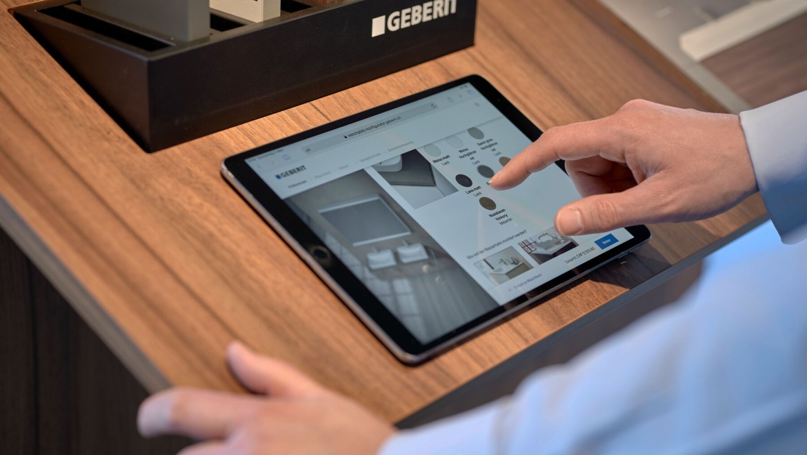 Man met tablet selecteert producten in een configurator