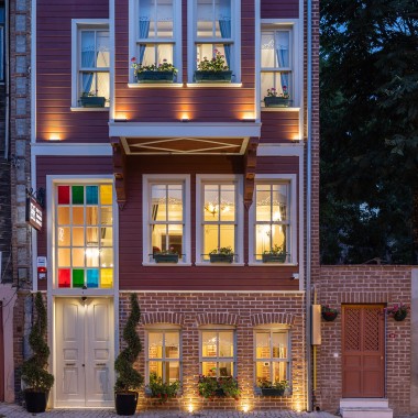 Het huis is gebouwd in traditionele houtbouw. Zowel buiten als binnen zijn lokale, traditionele materialen gebruikt.(© Hotel Turkish House)