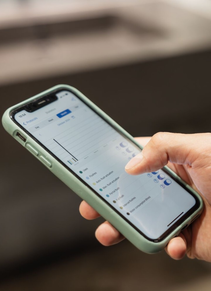 Uitlezen van de gebruiksdata via de Geberit Control App op het apparaat of centraal via het Geberit Gateway