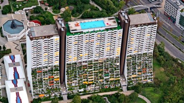 In die tijd waren de zwembaden een noviteit in de sociale woningbouw en een handelsmerk van architect Harry Glück (© Julius Silver)