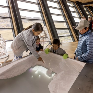 Kinderen in de tentoonstelling in het Ilulissat Icefjord Centre (© Adam Mørk)