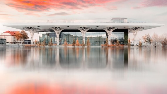 Het Geberit hemelwaterafvoersysteem Pluvia zuigt regenwater met behulp van onderdruk van het dak (© Alek Małchowski).