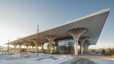 De glazen kubus van het Metropolstation Lublin is geïntegreerd in de gebouwstructuur met een dak en doorbroken kolommen (© Rafał Chojnacki).