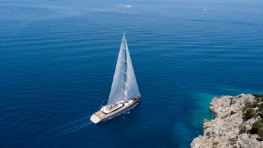 Een zeiljacht van de ADA Yachting scheepswerf in Bodrum vaart door de Middellandse Zee (© ADA Yachting)