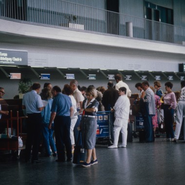 Vliegreizigers wachten in de transitruimte van terminal A (opname uit 1986) (© ETH-Bibliothek Zürich)