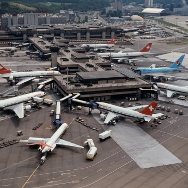 Luchtfoto van terminal B in Zürich uit de jaren '80 (© Swissair)