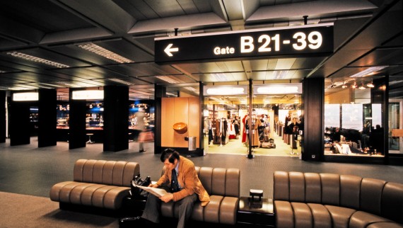 Binnenopname van terminal B op de luchthaven Zürich-Kloten uit de jaren '80 (© ETH-Bibliotheek Zürich).