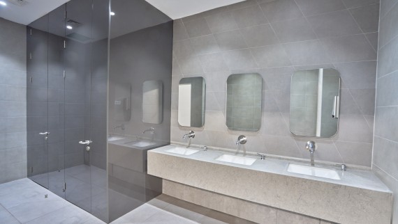Eenvoudig en elegant: Geberit VariForm wastafels en Piave kranen (© Oğuzhan Kasar)