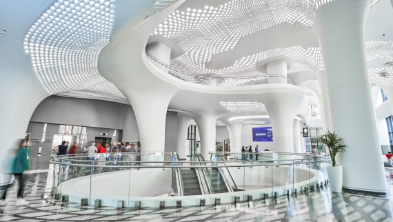 Futuristisch en badend in licht: het Doruk Nilüfer Hospital in Bursa zet in op royale ruimtes en organische vormen. (© Doruk Hospital)