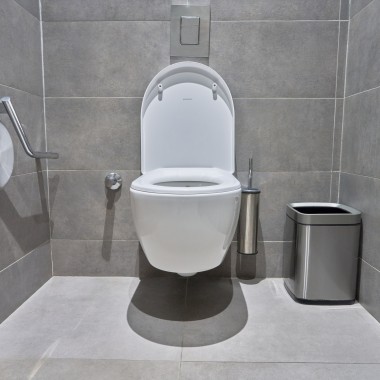 In de badkamers zijn onder andere iCon wc's van Geberit geïnstalleerd. (© Oğuzhan Kasar)