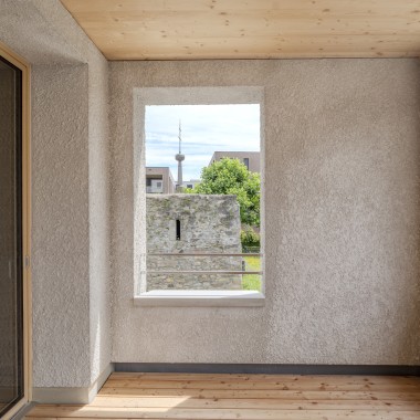 De balkonmuren en de gevel zijn afgewerkt met kalkpleister © Openly / Jens Ellensohn De balkonmuren en de gevel zijn afgewerkt met kalkpleister © Openly / Jens Ellensohn