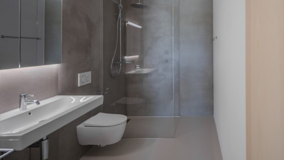 De badkamers zijn uitgerust met toiletten en wastafels van Geberit. (© Openly / Jens Ellensohn) De badkamers zijn uitgerust met toiletten en wastafels van Geberit. (© Openly / Jens Ellensohn)