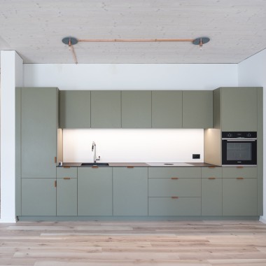Om het gebouw ook op lange termijn flexibel te houden, zijn de leidingen zichtbaar aangebracht © Openly / Jens Ellensohn Om het gebouw ook op lange termijn flexibel te houden, zijn de leidingen zichtbaar aangebracht © Openly / Jens Ellensohn