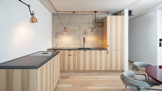 Bij de binnenafwerking wordt gebruikgemaakt van hout uit regionale en gecertificeerde bosbouw. (© Openly / Jens Ellensohn) Bij de binnenafwerking wordt gebruikgemaakt van hout uit regionale en gecertificeerde bosbouw. (© Openly / Jens Ellensohn)