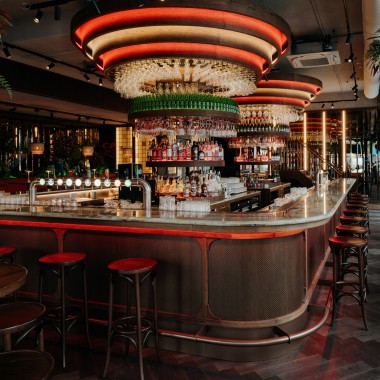 Op de begane grond: het legendarische Heineken Hoek Grand Café in een nieuw jasje (© Nina Slagmolen)