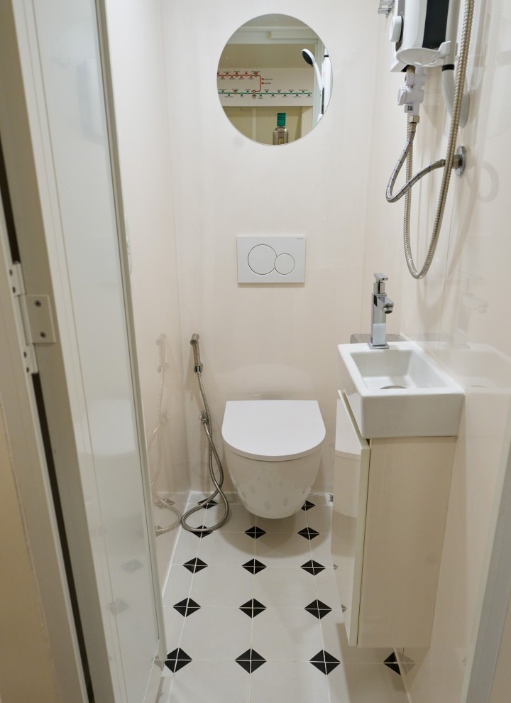Comfort op een klein oppervlak: de minibadkamers zijn uitgerust met wandhangende Geberit iCon-toiletten en Sigma01-bedieningsplaten (© Watson Lau)